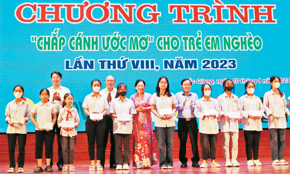 Chương trình Chắp cánh ước mơ năm thứ 9: Kết nối những tấm lòng nhân ái vì trẻ em
